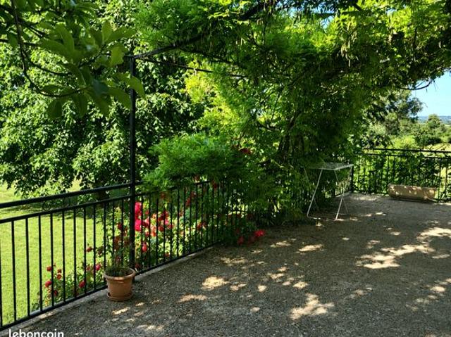 Belle maison en pierre avec grange et terrain arboré