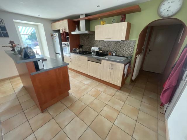 Belle maison en pierre avec dépendances – 167 m² 167m² Angliers