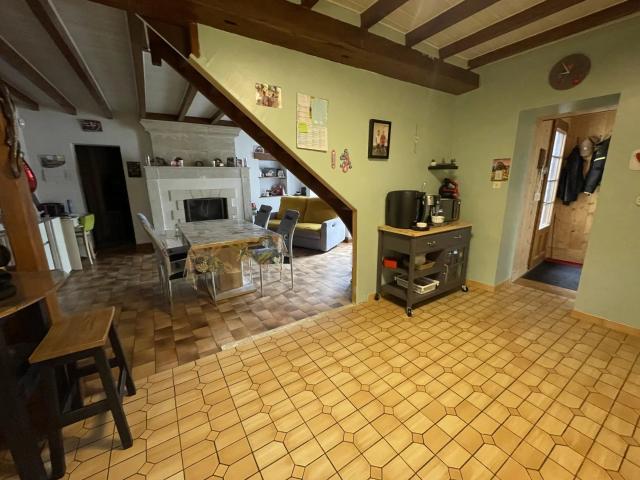 Belle maison en pierre avec dépendances
