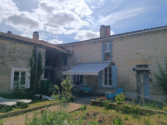 Belle Maison en Pierre avec Dépendances et Jardin en Charente Maritime