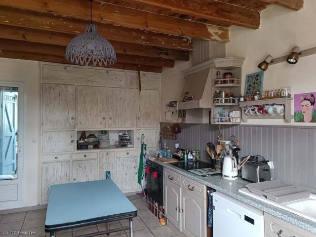 Belle Maison en Pierre avec Dépendances et Jardin en Charente Maritime