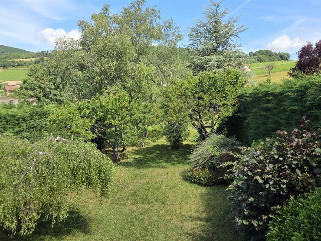 Belle maison en pierre avec jardin dans un hameau à 15 minut. 156m² Igé