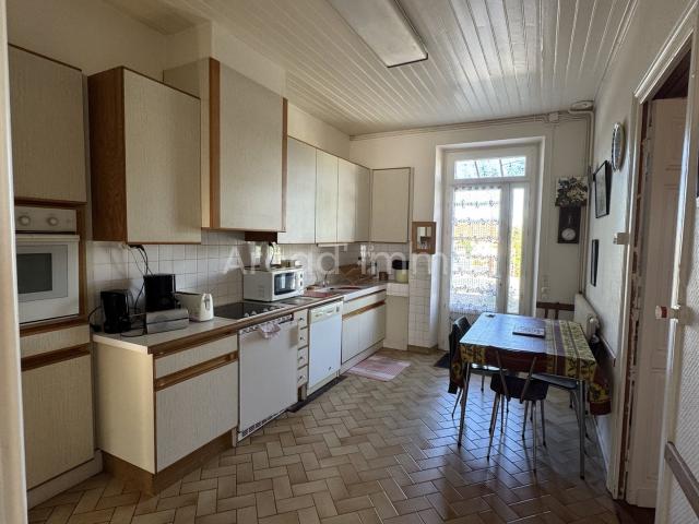 Belle maison en pierre avec jardin et garage. 116m² Eymet