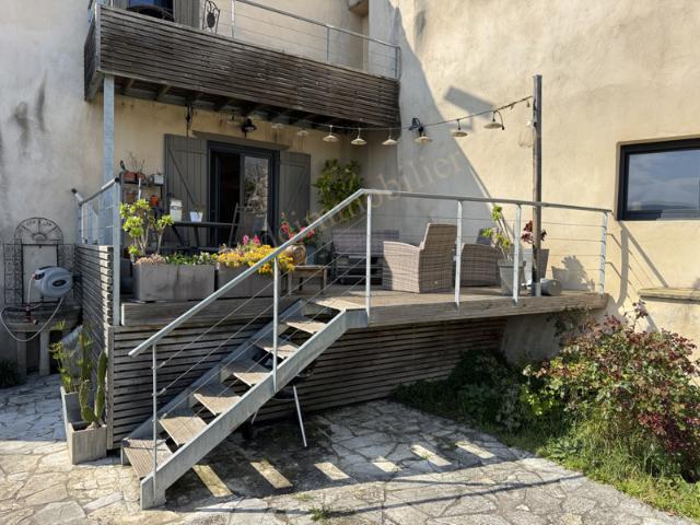 Belle maison en pierre avec jardin et piscine