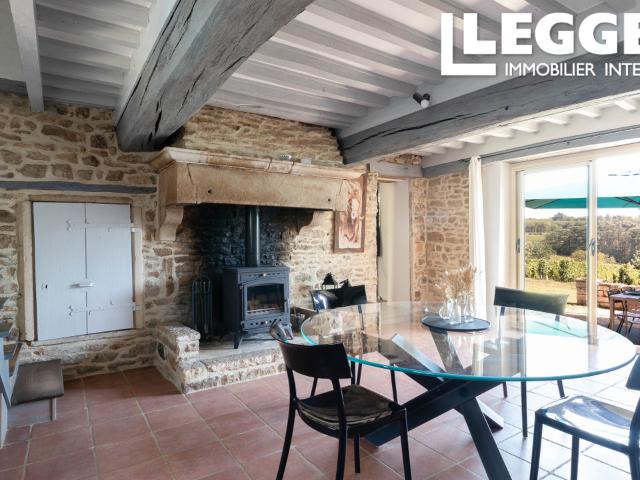 Belle maison en pierre avec jardin est piscine