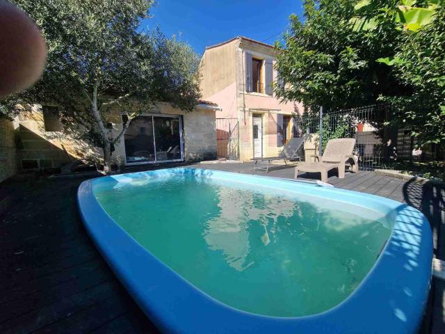 Belle maison en pierre avec piscine au calme dans un quartie. 152m² Plassac