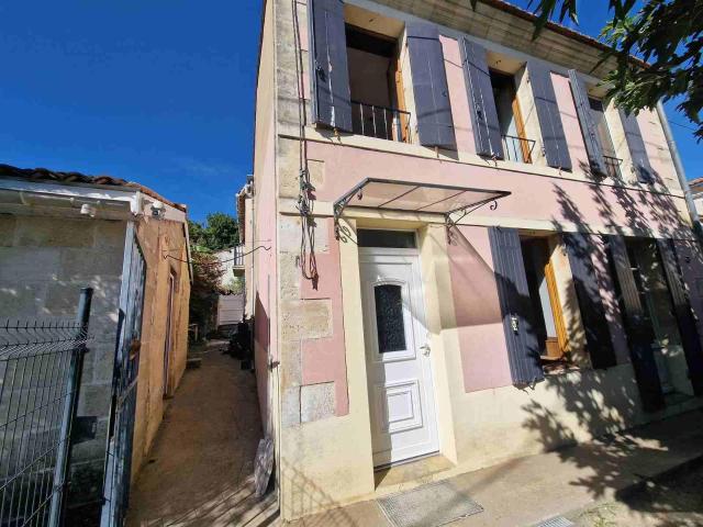 Belle maison en pierre avec piscine au calme dans un quartie. 152m² Plassac