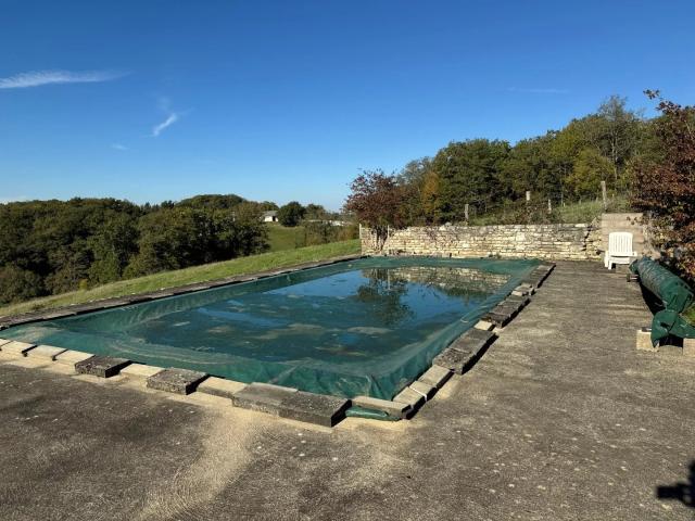 Belle maison en pierre avec piscine, au calme, sur un terrain de