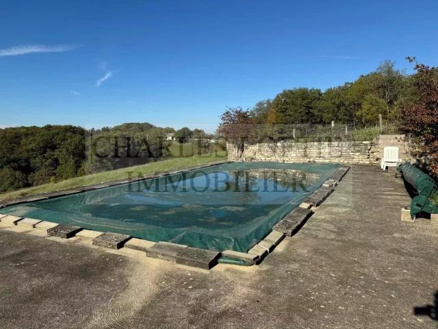 Belle maison en pierre avec piscine, au calme, sur un terrain de 1 800 m²