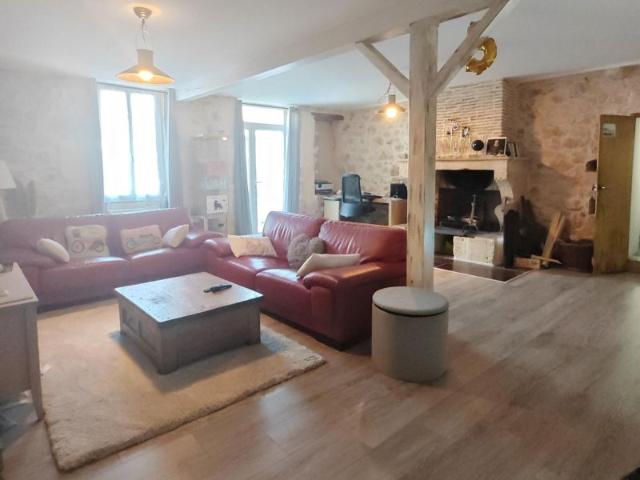 Belle maison en pierre avec piscine et beaux volumes