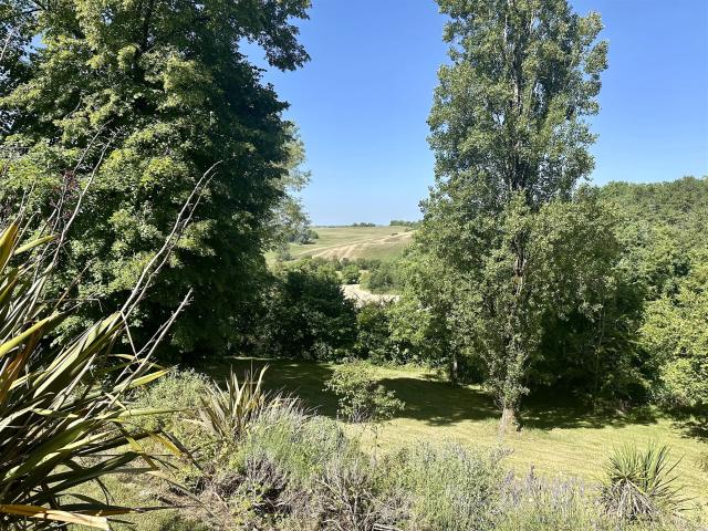 Belle maison en pierre avec piscine, jardin et vue sur la ca. 106m² Allemans