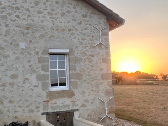 Belle maison en pierre avec terrain, garage double et atelie. 140m² Coulx