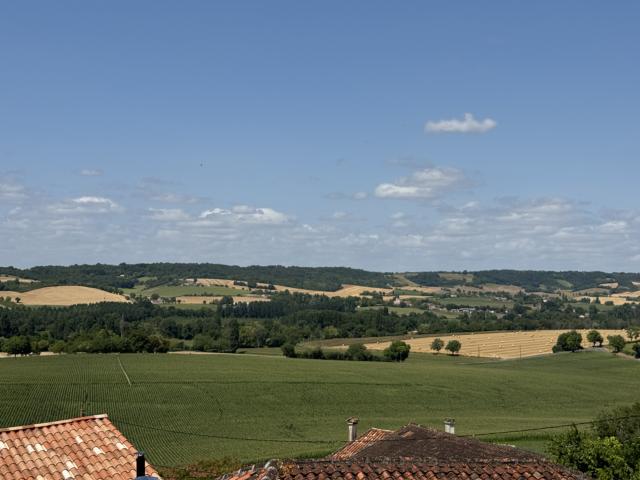 Belle maison en pierre avec vue sur la campagne