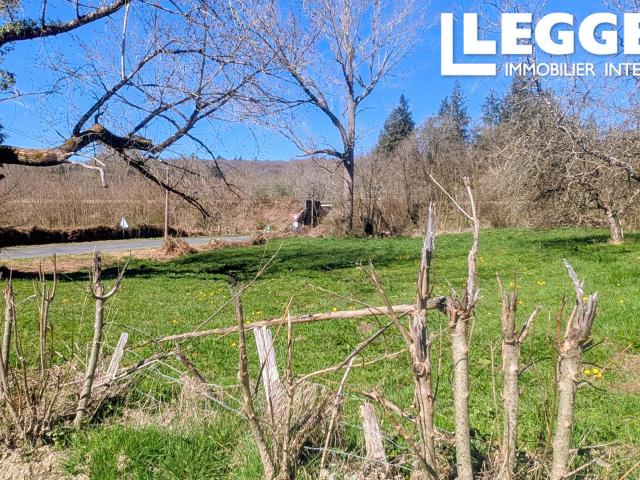 Belle maison en pierre à rénover dans un hameau