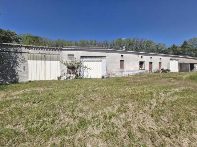 Belle maison en pierre à rénover de 150m2 avec deux dépendances de 100m2 et terrain de 47 hectares