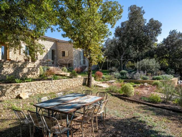 Belle maison en pierre entièrement rénovée, à pied de Gordes. 128m² Gordes