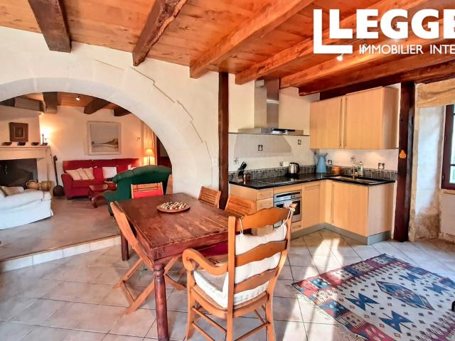 Belle maison en pierre prête à emménager avec 4 chambres et 2 salles d'eau. Garage, cave, jardin avec puits