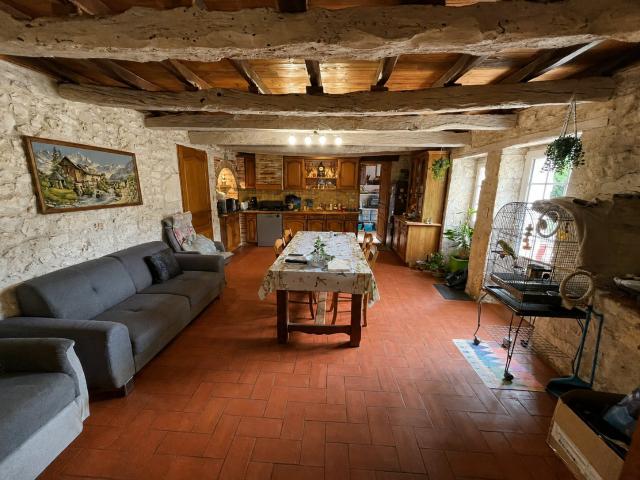 Belle maison en pierre située à quelques minutes de Montaigu de Quercy, dans un environnement calme et agréabl