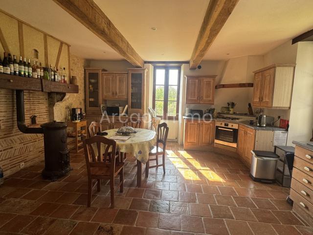 Belle maison en pierre, 3 chambres, piscine, grange et garag. 224m² Eymet
