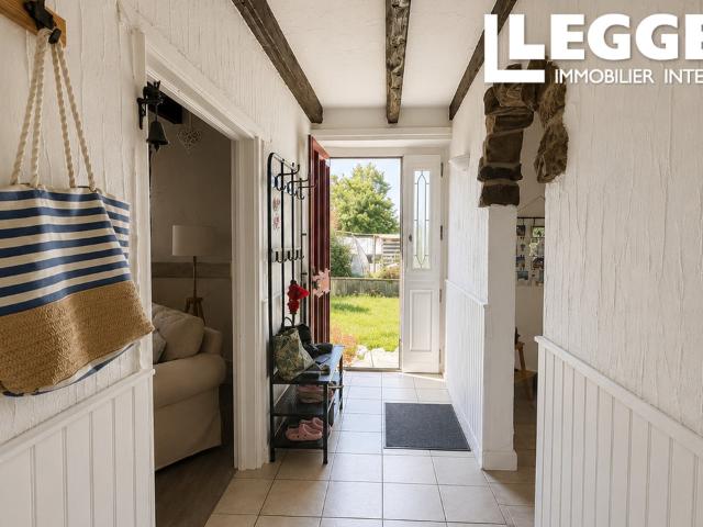 Belle maison en pierre. 4 chambres et deux salle de bains, garage et jardin. MOHON