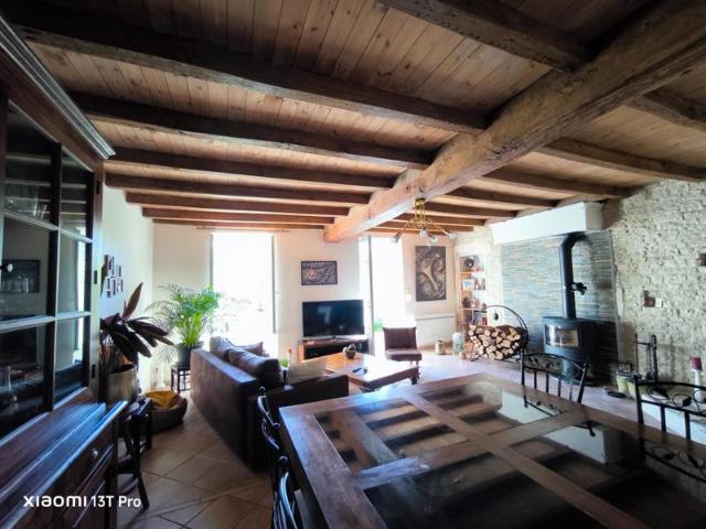 Maison de village en pierre – Charme, authenticité et volumes