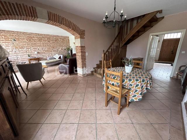BELLE MAISON EN PIERRES 4 CHAMBRES VOIRE 5 TERRAIN DEPENDANCE GARAGE