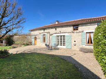 Belle Maison en Pierres 3 Chambres avec Jardin Clos et 125m² Nanteuil En Vallée