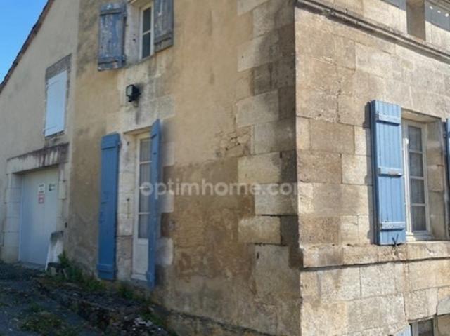 Belle maison en pierres au coeur du village de Villebois Lavalette