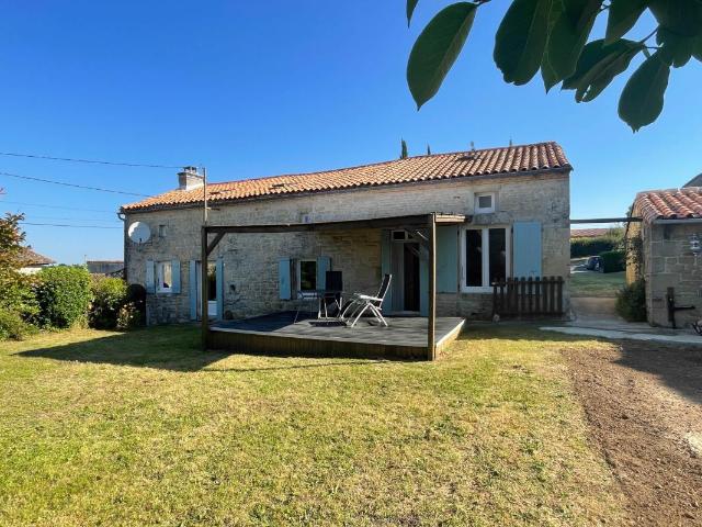 Belle maison en pierres avec jardin 133m² Chef Boutonne