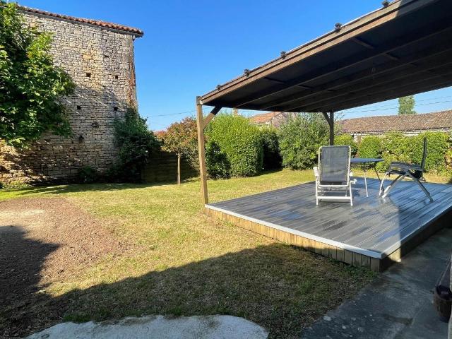 Belle maison en pierres avec jardin 133m² Chef Boutonne