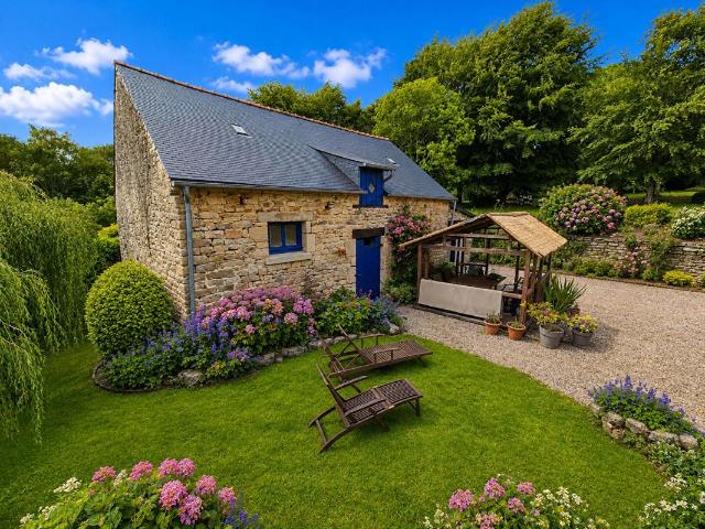Belle maison en pierres de 1901 avec de nombreuses dépendances 134 m² habitables + 236 m2 aménageables supplémentaires Terrain de 1 850 m² Environnement calme et verdoyant