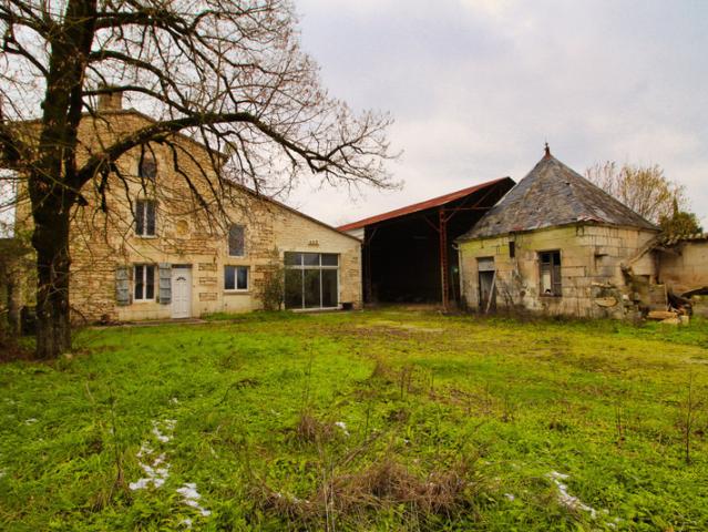 Belle maison en pierres, de 234 m2 habitables, 2 pigeonniers à rénover, hangar et dépendances