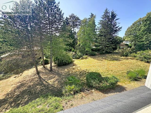 Belle maison familiale au cœur d'un environnement verdoyant. 202m² Charbonnières les Bains