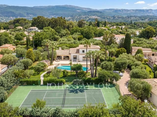 Belle maison familiale avec 5 chambres à louer proche Valbonne – Piscine sécurisée, court de tennis privé
