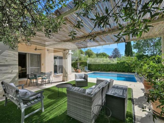 BELLE MAISON FAMILIALE DE 140 M2 SANS VIS AVEC PISCINE ET BEAU JARDIN A NÎMES