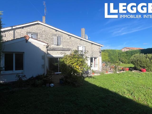Belle maison familiale de 180 m2 avec garage sur un joli terrain arboré de 1231 m2 à 4 km de Barbezieux