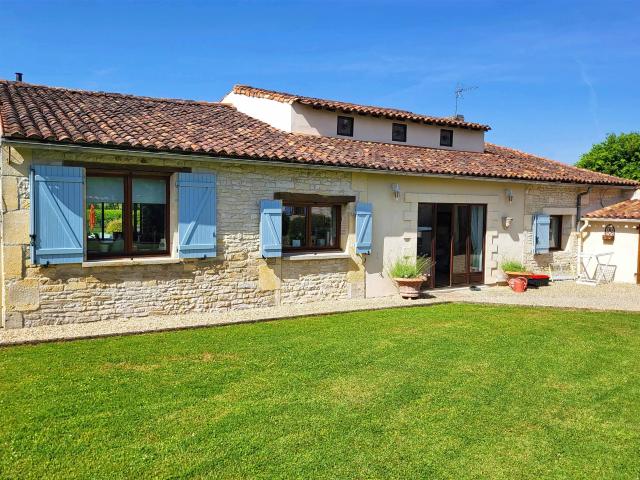 Belle maison familiale de 4 chambres avec un grand gîte et u. 336m² Bréville