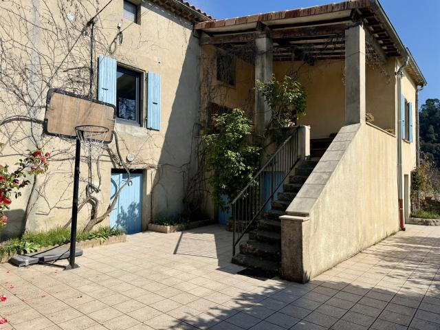 Belle Maison Familiale en Pierre sur 1 500 m2 de terrain con. 115m² Ucel