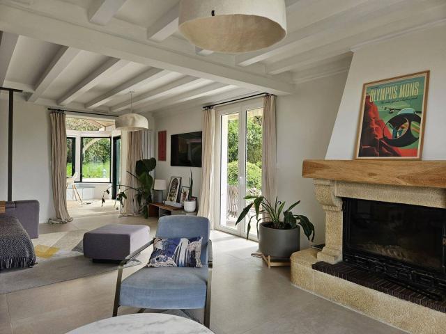 Belle maison familiale rénovée de plus de 180 m² – 5 chambres – terrain de 1 710 m² – vue dégagée sur le Jura