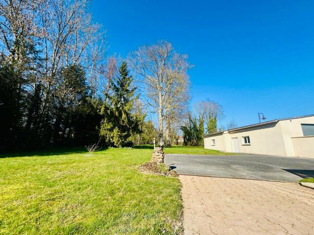 Belle maison familiale 167 m2 avec piscine, grand terrain et dépendance