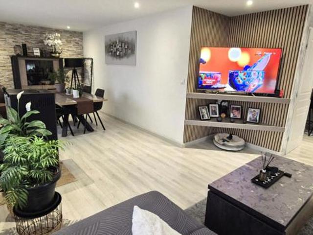 Belle Maison Individuelle ou Pavillon sur Sous sol de 91 m² Entièrement Rénovée avec Cours, Garage avec Atelier, Dépendances fermées, Terrasses, Appentis et Terrain Piscinable clos et arboré de 2062 m²