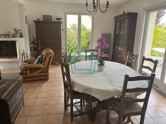 Maison familiale de 167 m2 8 pièces et double garage à proximité d’Orgerus
