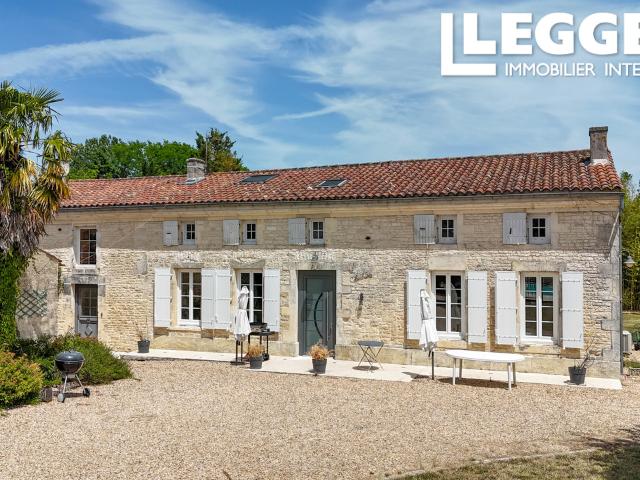 Belle maison individuelle de 3 chambres et 2 SDE avec piscine, jardin, dépendances et panneaux solaires