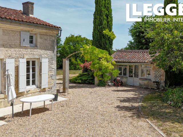 Belle maison individuelle de 3 chambres et 2 SDE avec piscine, jardin, dépendances et panneaux solaires