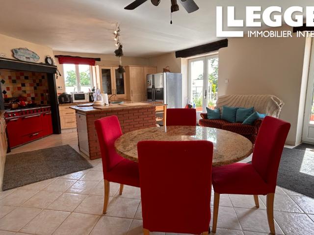 Belle maison ou opportunité commerciale fantastique. à vous de choisir ! À seulement quelques minutes de Le