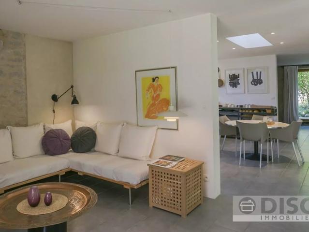 Belle maison moderne conçu par architecte avec petit jardin et pigeonnier remarquable