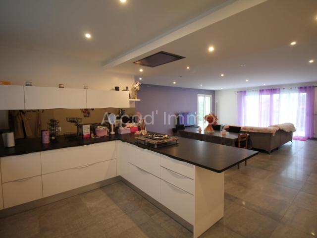 Belle maison moderne de plain pied, trois chambres, 3 garage. 121m² Miramont De Guyenne