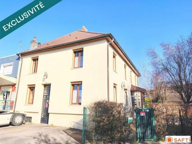 Belle maison mitoyenne sur 2 niveaux plus sous sol avec garage dans un quartier résidentiel calme