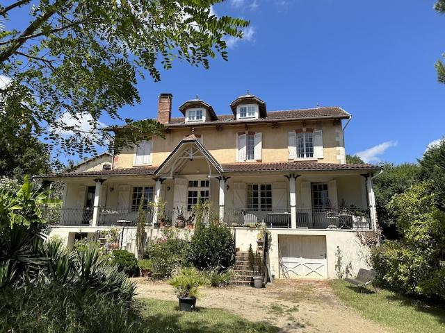 Belle maison spacieuse. Maison impressionnante avec jardin