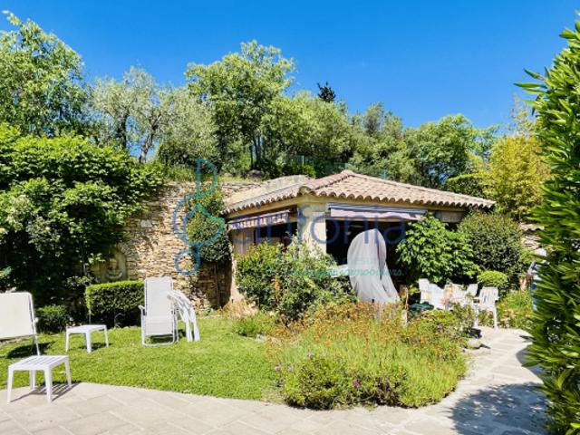 Belle maison provençale de 201 m2 + 70 m2 de dépendances. Te